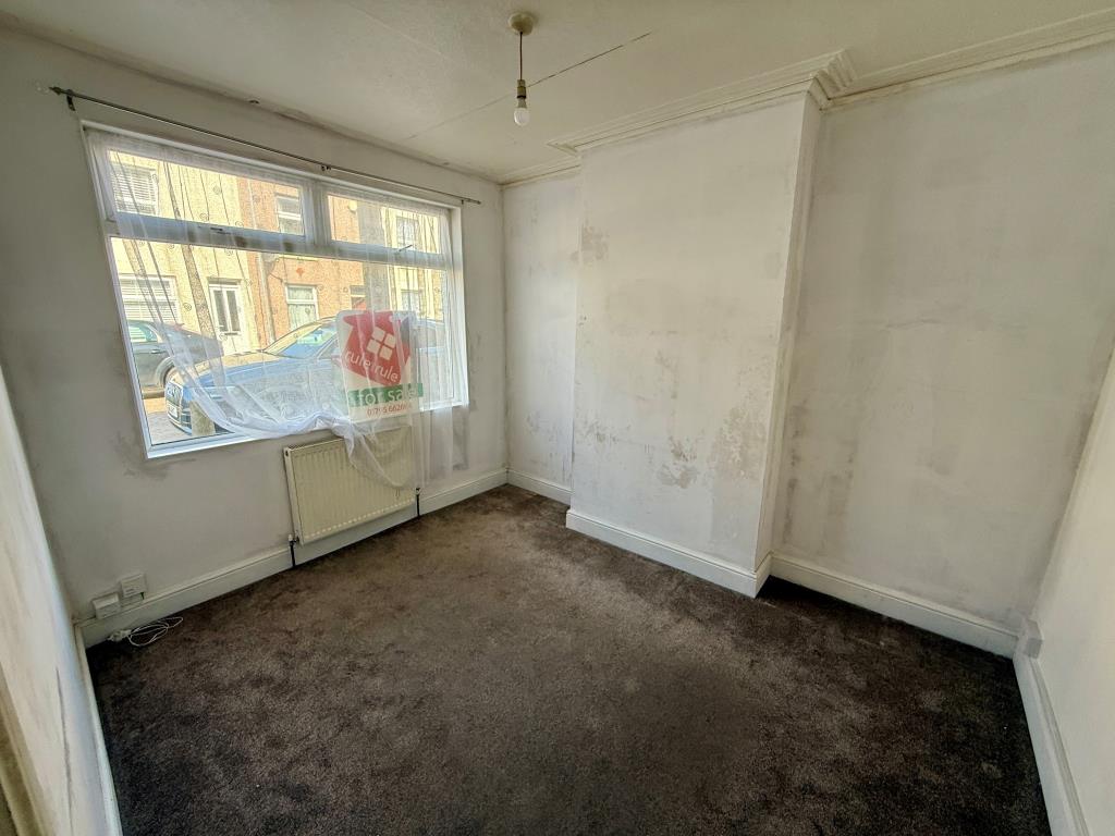 Lot: 97 - MID-TERRACE HOUSE FOR IMPROVEMENT - Living room